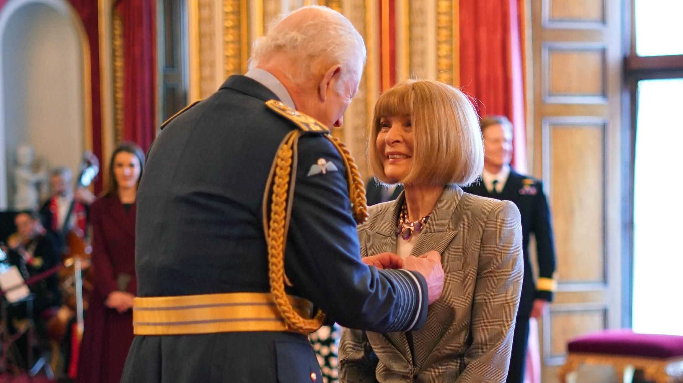 anna-wintour-tanpa-kacamata-hitam-di-istana-buckingham-momen-bersejarah-dengan-raja-charles